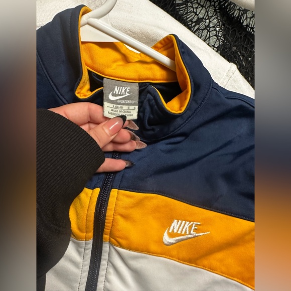 ๐ NIKE youth zip up sweater ๐ - Picture 3 of 3